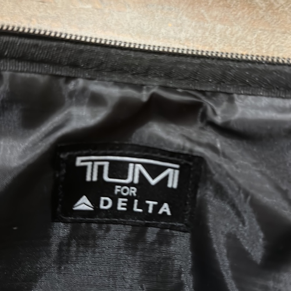 Tumi for Delta‎ Amenity Cosmetic Makeup Bag - Picture 4 of 7